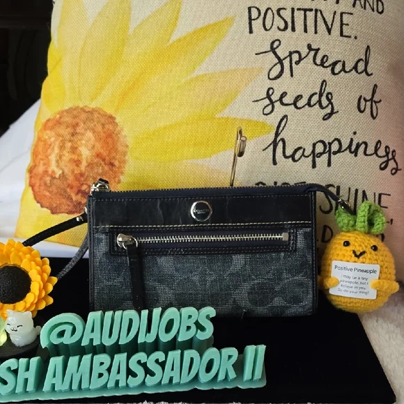 Coach DENIM POPPY Legacy LINED large Wristlet. Fits Iphone RARE - Picture 7 of 15